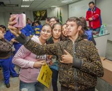 A visita foi dividida em duas turmas de 80 alunos, uma pela manhã e outra, à tarde. Pela manhã, participaram da palestra e visita ao cais do Porto de Paranaguá alunos mais velhos. À tarde, foi a vez das crianças. Nos dois momentos, com os dois públicos, a emoção foi contagiante.