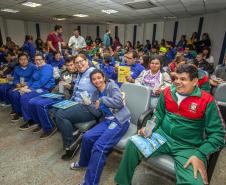 A visita foi dividida em duas turmas de 80 alunos, uma pela manhã e outra, à tarde. Pela manhã, participaram da palestra e visita ao cais do Porto de Paranaguá alunos mais velhos. À tarde, foi a vez das crianças. Nos dois momentos, com os dois públicos, a emoção foi contagiante.