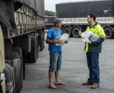 Os caminhoneiros que passarem pelo Pátio de Triagem do Porto de Paranaguá, nesta segunda-feira (1º), das 14h às 17h, vão receber cuidados de saúde, vacinação, orientação espiritual e palestras sobre trânsito e segurança. O evento marca a retomada das edições mensais do projeto Porto em Ação. 