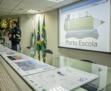 Cerimônia de premiação aconteceu nesta quarta-feira (10). Os dez alunos vencedores do concurso de desenhos e frases do programa Porto Escola, acompanhados de professores, ganharam um passeio de barco, kits de desenho e um quadro com a composição vencedora.