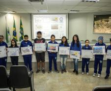 Cerimônia de premiação aconteceu nesta quarta-feira (10). Os dez alunos vencedores do concurso de desenhos e frases do programa Porto Escola, acompanhados de professores, ganharam um passeio de barco, kits de desenho e um quadro com a composição vencedora.