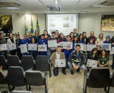 Cerimônia de premiação aconteceu nesta quarta-feira (10). Os dez alunos vencedores do concurso de desenhos e frases do programa Porto Escola, acompanhados de professores, ganharam um passeio de barco, kits de desenho e um quadro com a composição vencedora.