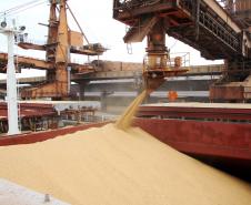 Até o final do ano, serão cerca de 100 mil toneladas de soja paraguaia exportadas através do Porto de Paranaguá. Há oito anos não eram realizadas exportações de grãos do Paraguai pelo terminal paranaense. 
