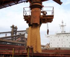 As exportações de soja paraguaia pelo Porto de Paranaguá voltarão a ser realizadas a partir de agosto. Há oito anos os paraguaios deixaram de exportar soja pelo Porto, em função das políticas públicas que dificultaram o escoamento de cargas, como a proibição do embarque de soja transgênica. 