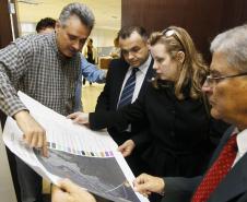 O superintendente da Administração dos Portos de Paranaguá e Antonina (Appa), Airton Vidal Maron, que recebeu o grupo, explicou que serão feitos investimentos de aproximadamente R$ 2,5 bilhões nos próximos anos, pelo governo do Paraná, em parceria com a União e a iniciativa privada. 