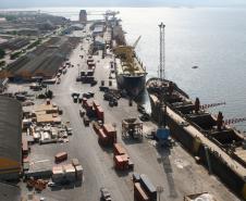 Dois terços do volume movimentado pelo porto de Paranaguá neste ano correspondem a granéis sólidos produzidos pelo agronegócio, como soja, farelos, milho e açúcar, além da importação de fertilizantes, que movimentaram 5,8% a mais do que em 2010, totalizando 17,4 milhões de toneladas. 