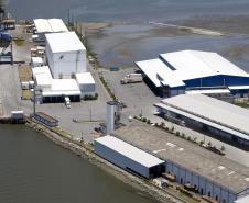 O porto de Antonina passou de 70 mil para 925 mil toneladas movimentadas, sendo 80% em fertilizantes importados. 