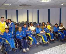 Um grupo muito especial de moradores de Paranaguá visitou o Porto nesta sexta-feira (9/9). Dez alunos com idade entre 17 e 30 anos, que participam de um programa de educação profissional da Escola de Educação Especial Maria Nelly Picanço, foram convidados a conhecer as instalações portuárias e aprender sobre as operações dos navios e as profissões. A escola é mantida pela Associação de Pais e Amigos dos Excepcionais (Apae) de Paranaguá.