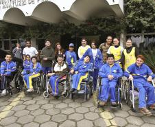 Dez alunos com idade entre 17 e 30 anos, que participam de um programa de educação profissional da Escola de Educação Especial Maria Nelly Picanço, foram convidados a conhecer as instalações portuárias e aprender sobre as operações dos navios e as profissões. A escola é mantida pela Associação de Pais e Amigos dos Excepcionais (Apae) de Paranaguá.