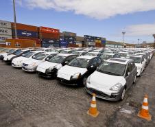 Além das peças de grande porte, o cais do Porto de Paranaguá está sendo utilizado para a armazenagem de veículos. Em função das restrições comerciais entre Brasil e Argentina, a liberação de veículos importados que chegam ao Porto estão mais lentas, lotando os pátios. Com isso, a Appa tem usado espaços alternativos ao longo do cais para condicionar os veículos e atender a demanda. 