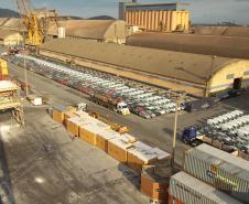 O cais do Porto de Paranaguá está tomado por peças gigantes. O porto recebeu, quase que simultaneamente, peças para três diferentes projetos de grande porte, com isso, quase todos os espaços livres da área primária, ficaram tomados por estes equipamentos. 