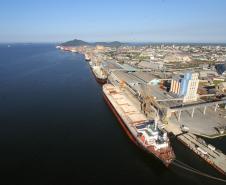 Normas de regulação, navegação de cabotagem, profissionalização da mão de obra e plano de gerenciamento de resíduos sólidos da área portuária foram alguns dos temas debatidos nesta quinta-feira (20), durante a XXI Cooperaportos, em Paranaguá. 