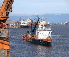 Para realizar o serviço, será contratada uma draga auto-transportadora do tipo Hopper. O trabalho levará cerca de oito meses para ser concluído e durante este tempo não haverá restrições de navegação no Canal, fazendo com que os procedimentos de entrada e saída de navios permaneçam inalterados, apenas obedecendo alguns cuidados adicionais de segurança. 