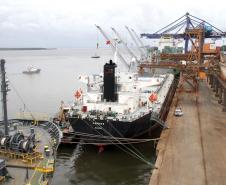 A dragagem deverá custar em torno de R$ 25 milhões e será paga com recursos próprios da Appa. Ao todo, devem ser retirados das áreas críticas ao longo do Canal cerca de 2,5 milhões de metros cúbicos de sedimentos. A área de despejo ficará 22 quilômetros distante do local dragado. Com a dragagem, será restabelecida a profundidade original do Canal da Galheta que é de até 15 metros. 