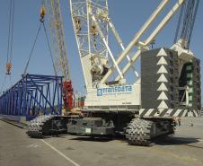 Os novos portêineres são aptos a operar em navios de grande porte. Eles foram fabricados pela Liebheer Container Cranes Ltd, da Irlanda, e os RTGs, pela Kone Kranes, que tem fábricas na China e na Irlanda.