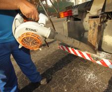 Como parte do trabalho em andamento para limpar as vias de acesso ao porto, o mesmo processo está sendo adotado em todos os terminais e moegas, para caminhões que descarregam grãos em Paranaguá. Os veículos também passarão por uma fiscalização para corrigir vazamentos e outras falhas que facilitem o derramamento de produtos nas ruas.