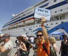 A chegada do navio de cruzeiros alemão Aida Cara ao Porto de Paranaguá movimentou o Litoral do Paraná nesta quinta-feira (17). Brindados com um dia ensolarado, quase todos os 1.400 passageiros de origem alemã, austríaca e suíça, além de parte da tripulação, aproveitaram para sair da embarcação e conhecer a cidade e passear pela região. Um dos destinos mais procurados foi a Ilha do Mel, mas a maioria preferiu mesmo passear pela área histórica de Paranaguá.