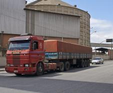 esde o final de 2004, o Porto de Paranaguá não paga ISS a Prefeitura. Estes débitos deram origem a mais de 15 ações de execução fiscal impostas pela Prefeitura. A Appa recorreu destas execuções e ganhou em todas as instâncias de primeiro e segundo graus, sendo que duas delas já foram julgadas pelo Supremo Tribunal Federal (STF) em que os ministros Celso Melo e Joaquim Barbosa definiram que o porto não deve pagar o ISS em razão da imunidade tributária. 