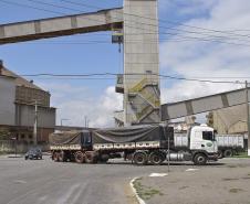 A Administração dos Portos de Paranaguá e Antonina (Appa) vai realizar a manutenção da concretagem das vias de acesso ao Porto de Paranaguá. A obra, no valor de R$ 3,25 milhões, foi autorizada pelo governador do Paraná, Beto Richa. O investimento soma-se ao anterior, quando a Appa aplicou R$ 24 milhões em recursos próprios para concretar 25 quilômetros de extensão das principais vias municipais nos arredores do Porto de Paranaguá. 