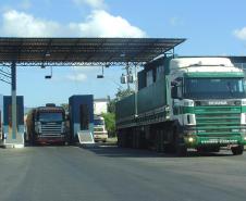 A Administração dos Portos de Paranaguá e Antonina (Appa) vai realizar a manutenção da concretagem das vias de acesso ao Porto de Paranaguá. A obra, no valor de R$ 3,25 milhões, foi autorizada pelo governador do Paraná, Beto Richa. O investimento soma-se ao anterior, quando a Appa aplicou R$ 24 milhões em recursos próprios para concretar 25 quilômetros de extensão das principais vias municipais nos arredores do Porto de Paranaguá. 