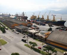 A Administração dos Portos de Paranaguá e Antonina (Appa) vai realizar a manutenção da concretagem das vias de acesso ao Porto de Paranaguá. A obra, no valor de R$ 3,25 milhões, foi autorizada pelo governador do Paraná, Beto Richa. O investimento soma-se ao anterior, quando a Appa aplicou R$ 24 milhões em recursos próprios para concretar 25 quilômetros de extensão das principais vias municipais nos arredores do Porto de Paranaguá. 