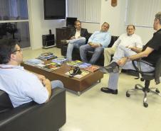 Técnicos do porto do Pecém, no Ceará, estiveram nesta terça-feira (29) no Porto de Paranaguá. Três diretores do terminal vieram conhecer de perto o sistema de produtividade mínima adotado pela Administração dos Portos de Paranaguá e Antonina (Appa), bem como o sistema de cobranças tarifárias. Eles foram recebidos pelo superintendente Airton Vidal Maron. 