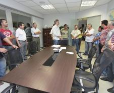 A Appa vai começar a desenvolver projetos para dispor, ao longo do cais, de múltiplas entradas para os trabalhadores portuários avulsos. Todos os TPAs só podem entrar no cais por apenas uma entrada. O cais do porto de Paranaguá tem quase três quilômetros de comprimento. Para que os TPAs possam se locomover ao longo do cais, a Appa disponibiliza dois ônibus que levam e trazem os trabalhadores durante o dia todo. 