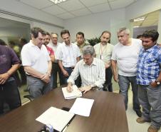 A Administração dos Portos de Paranaguá e Antonina (Appa) vai construir um estacionamento exclusivo para os Trabalhadores Portuários Avulsos (TPAs) que atuam no cais do Porto de Paranaguá. O superintendente da Appa, Airton Vidal Maron, assinou o contrato para início da obra. Representantes sindicais de todas as categorias de trabalhadores que atuam em Paranaguá participaram do ato. A obra, orçada em R$ 114 mil, vai pavimentar seis mil metros quadrados de área.
