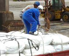 No último sábado, foram embarcados por Paranaguá 11 mil toneladas de milho com destino à Somália. Além do milho, estão sendo doados grandes bolsões (big bags) para viabilizar o desembarque destas mercadorias, uma vez que os portos que receberão os grãos não possuem equipamentos adequados de desembarque. 
