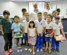 O resultado do trabalho virou um calendário do ano de 2012, editado pela Appa e que traz 15 dos 159 desenhos produzidos pelos alunos. Nesta quinta-feira (15), o superintendente da Appa, Airton Vidal Maron, e o diretor empresarial, Lourenço Fregonese,  receberam os autores dos 15 desenhos e seus professores.