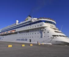 O navio atracou na manhã deste sábado (17) no Porto para mais uma parada técnica. O dia ensolarado incentivou novamente os passageiros a visitarem a cidade. E o comércio local, que ficou animado pela movimentação de turistas estrangeiros na cidade, agradece a retomada da vinda de cruzeiros ao porto. Desta vez, 1180 turistas estão a bordo do navio que saiu de Buenos Aires no último dia 9 de dezembro e seguirá para Ilhabela. 