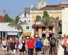 Quando esteve em Paranaguá no último dia 17 de novembro, o navio AIDAcara trouxe turistas alemães, austríacos e suíços que optaram por ficar na cidade. O centro de Paranaguá ficou tomado por estrangeiros e mudou a rotina da cidade.