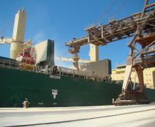 O porto de Paranaguá lidera o ranking nacional entre os portos que mais exportam produtos do complexo soja (soja, farelo e óleo). De janeiro a novembro, foram 11,6 milhões de toneladas de produtos exportados, deixando para trás portos como Santos, Rio Grande e São Francisco do Sul. O volume movimentado é 7% superior ao registrado em 2010 e corresponde a 25% do volume nacional exportado.  Os dados são do Ministério do Desenvolvimento, Indústria e Comércio (MDIC). 