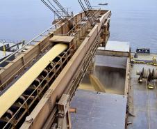 De janeiro a novembro, foram exportadas pelo porto de Paranaguá 17 milhões de toneladas de granéis sólidos. O volume é 4% superior ao registrado em 2010 no mesmo período. 