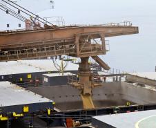 Para 2012, há ainda a expectativa de ampliar a exportação de soja do Paraguai pelo Porto. Só este ano foram 100 mil toneladas exportadas e a expectativa é que, em 2012, cheguem a ser exportadas por Paranaguá até um milhão de toneladas de soja do Paraguai. Há pelo menos oito anos o Porto não escoava grãos do país vizinho por conta de dificuldades impostas aos exportadores paraguaios e políticas públicas que inviabilizavam os negócios.