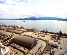 O Corredor de Exportação do Porto de Paranaguá acaba de atingir a maior movimentação de sua história. De janeiro até hoje (26), foram 13,9 milhões de toneladas de produtos exportados pelo Corredor. O recorde anterior foi registrado em 2001, quando foram exportados pelo complexo 13,8 milhões de toneladas de produtos.