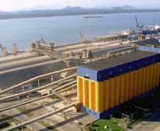 Criado nos anos 70, o Corredor de Exportação do Porto de Paranaguá escoa soja, farelo de soja, milho, açúcar e trigo. O sistema é único no Brasil e integra nove terminais que, juntos, tem capacidade nominal de armazenagem de 950 mil toneladas. O Complexo abastece três berços de atracação com velocidade de embarque de nove mil toneladas por hora. 