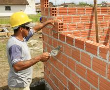 A Appa, através de um convênio com a Cohapar, repassou os recursos para a construção de 400 casas ao todo e que serão a moradia das famílias que viviam no entorno do terminal de álcool do Porto de Paranaguá. Nesta primeira fase do projeto, as casas serão destinadas às famílias que viviam nas áreas mais críticas da Vila Becker. 