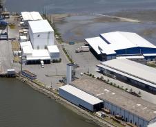 Considerando apenas a movimentação do Porto de Antonina – que este ano recuperou boa parte da movimentação de mercadorias – o crescimento foi de 400%, com 1,54 milhão de toneladas movimentadas. Este salto foi registrado principalmente pelo uso do porto como alternativa ao desembarque de fertilizantes. 