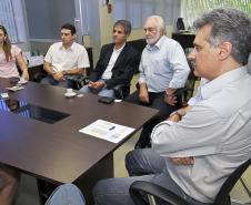 A Administração dos Portos de Paranaguá e Antonina (Appa) recebeu representantes dos Ministérios Públicos Federal e Estadual para uma reunião. O secretário estadual de Infraestrutura e Logística, José Richa Filho, e o superintendente da Appa, Airton Maron, receberam o procurador do Ministério Público Federal, Alessandro José Fernandes de Oliveira e o promotor do Ministério Público Estadual, Alexandre Gaio.