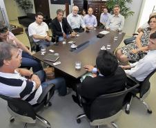  A Administração dos Portos de Paranaguá e Antonina (Appa) recebeu representantes dos Ministérios Públicos Federal e Estadual para uma reunião. O secretário estadual de Infraestrutura e Logística, José Richa Filho, e o superintendente da Appa, Airton Maron, receberam o procurador do Ministério Público Federal, Alessandro José Fernandes de Oliveira e o promotor do Ministério Público Estadual, Alexandre Gaio.