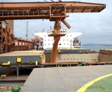 O Porto de Paranaguá exportou, em 2011, um milhão de toneladas a mais de soja produzida no Paraná. Das 7 milhões de toneladas do grão produzidas e exportadas pelo Estado, 5,3 milhões de toneladas foram exportadas pelo terminal paranaense, equivalente a 77% do total. Das 15,4 milhões de toneladas de soja produzidas no Paraná na safra passada, pelo menos 12,2 milhões passaram por Paranaguá.
