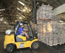 Considerando os dados nacionais, o Porto de Paranaguá foi responsável pelo escoamento de 21% da soja em grãos do Brasil,  18% das exportações nacionais de açúcar, 24% do trigo e 26% do milho.