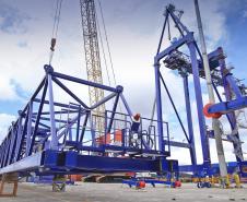 Os novos equipamentos irão modernizar a operação no Porto de Paranaguá e duplicarão a capacidade de desembarque de granéis sólidos do Porto de Antonina. O terminal de contêineres será expandido em 315 metros, para abrigar o terceiro berço dedicado a operações deste tipo. Com isso, será possível aumentar a capacidade operacional de contêineres em até 50%, passando dos atuais 800 mil TEUs/ano para 1,2 milhão de TEUs/ano.