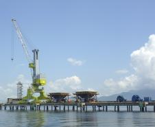 Os novos equipamentos irão modernizar a operação no Porto de Paranaguá e duplicarão a capacidade de desembarque de granéis sólidos do Porto de Antonina. Os portos paranaenses fecharam 2011 mais uma vez na liderança nacional na importação de fertilizantes, sendo responsáveis por 50% do adubo que chega ao país. No ano passado, foram 8,5 milhões de toneladas de fertilizantes importados pelos portos de Paranaguá e Antonina.