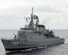 Os navios integram a Operação ASPIRANTEX-12, que tem o propósito de realizar exercícios no mar de caráter estritamente militar, com a finalidade de aprimorar o treinamento e orientação dos aspirantes, bem como familiarizá-los com a vida no mar. Foto: Fragata “Liberal”.