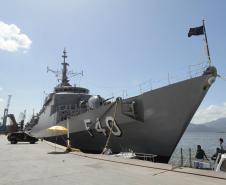 O Porto de Paranaguá é aberto à visitação pública nos finais de semana. Quem vem ao terminal pode visitar a faixa de cais num ônibus especial, acompanhado por monitores. Somente quando há navios da Marinha atracados no cais, são permitidas visitas à bordo. Em 2011, o Porto de Paranaguá recebeu 26 mil visitantes. 