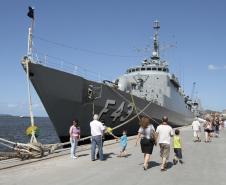 A possibilidade de visitar navios de guerra da Marinha brasileira atraiu milhares de pessoas ao Porto de Paranaguá neste final de semana. Cerca de dez mil pessoas visitaram o porto entre sábado e domingo. O bom tempo e as embarcações incentivaram muita gente a conhecer o Porto. 