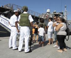 A possibilidade de visitar navios de guerra da Marinha brasileira atraiu milhares de pessoas ao Porto de Paranaguá neste final de semana. Cerca de dez mil pessoas visitaram o porto entre sábado e domingo. O bom tempo e as embarcações incentivaram muita gente a conhecer o Porto. 