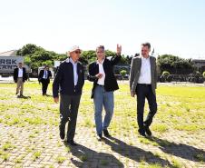 A construção de um poliduto ligando o Litoral do Paraná a Assunção, no Paraguai, foi discutida nesta terça-feira (31), em Paranaguá, durante uma reunião entre o secretário da Infraestrutura e Logística, José Richa Filho, ministros do governo paraguaio e outras autoridades. 